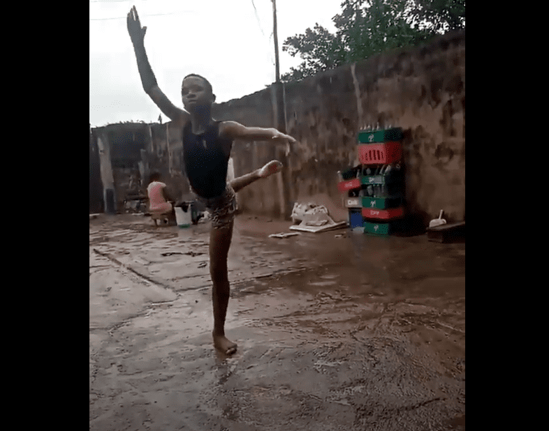 bambino danza pioggia nigeria