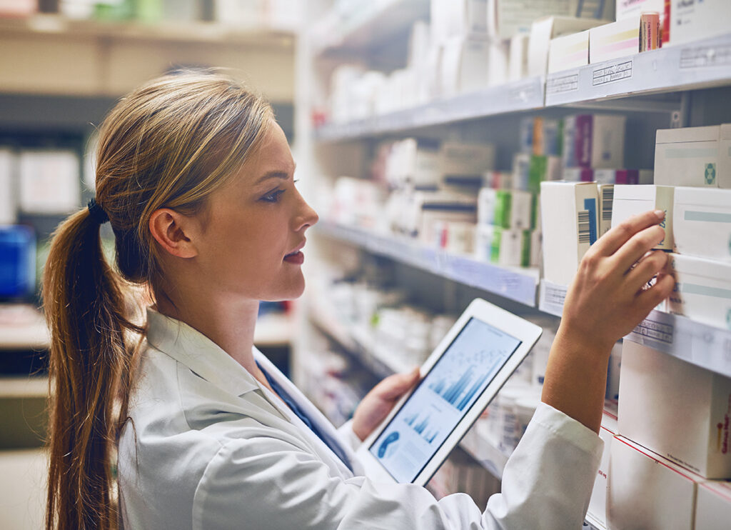 donna che cerca farmaci