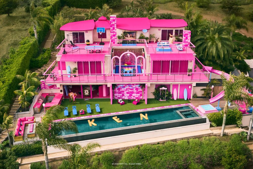 Mentre Barbie è impegnata con la promozione del nuovo film, Ken le mette la casa di Malibu su Airbnb