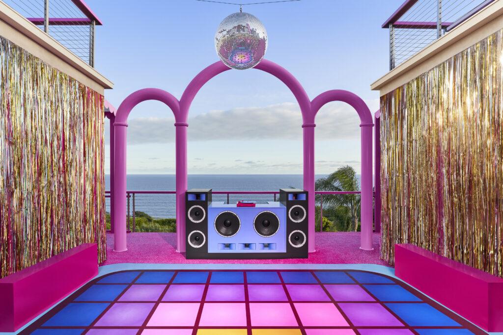Mentre Barbie è impegnata con la promozione del nuovo film, Ken le mette la casa di Malibu su Airbnb